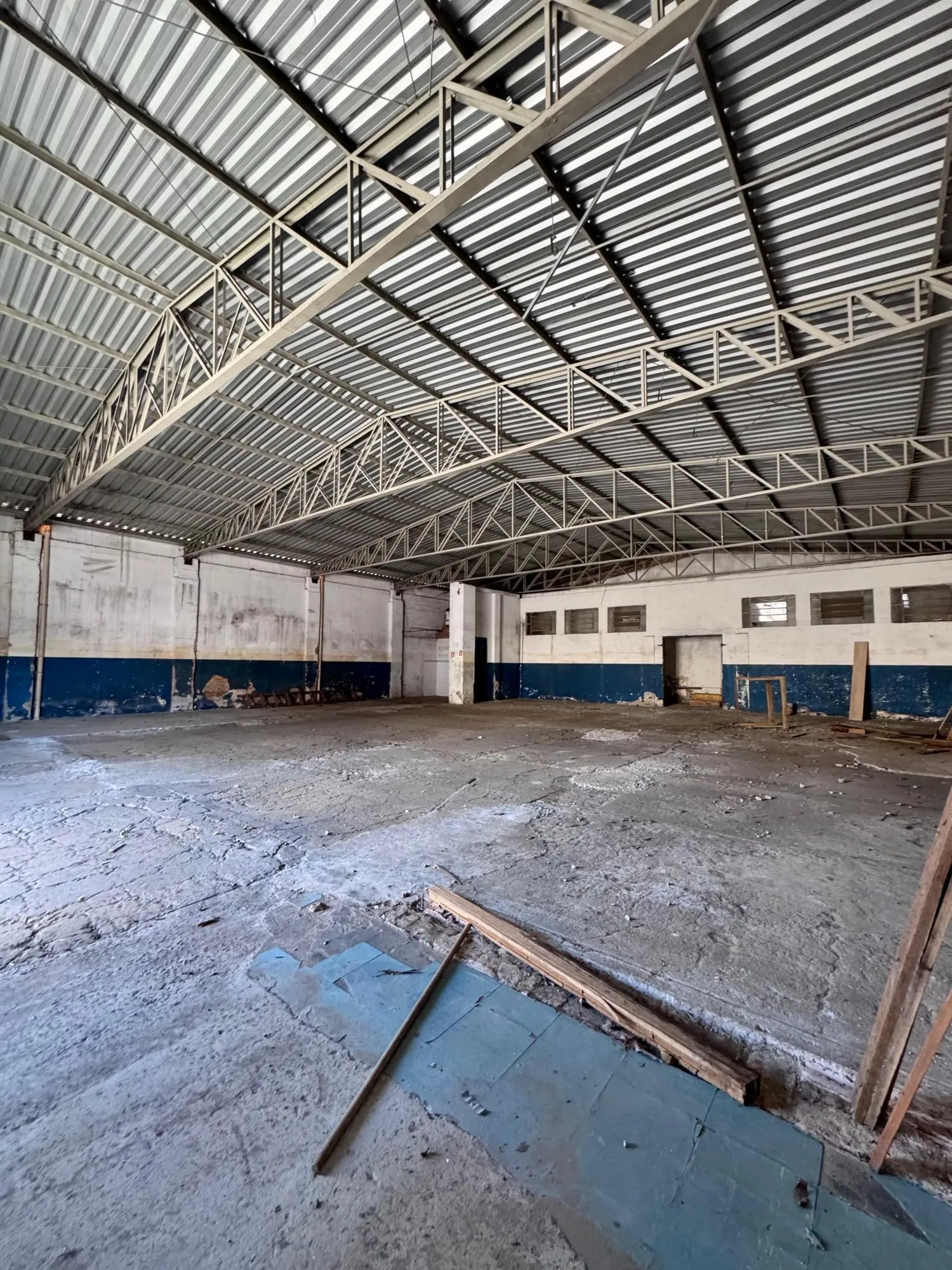 Imagem MÁFFER IMÓVEIS ALUGA DEPÓSITO COM 404M² DE ÁREA ÚTIL NO BAIRRO FLORESTA Excelente depósito com amplo espaço interno, ideal para empresas que necessitam de armazenagem, logística ou distribuição.