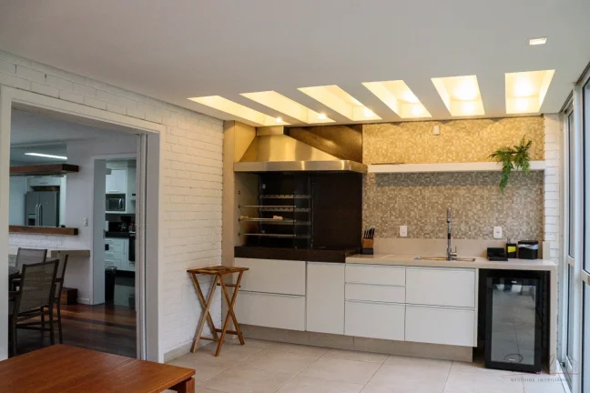 Imagem Casa reformada, mobiliada e decorada na Av Buzios em Jurere Internacional. Localizada em frente ao H...