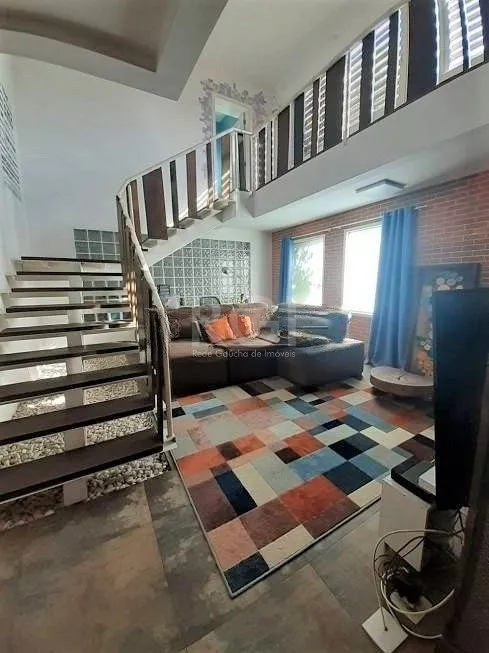 Imagem Casa com 233m², 2 dormitórios sendo 1 suíte, living com lareira, espaço gourmet com churrasqueira, pátio e 2 vagas de garagem no bairro Sarandi