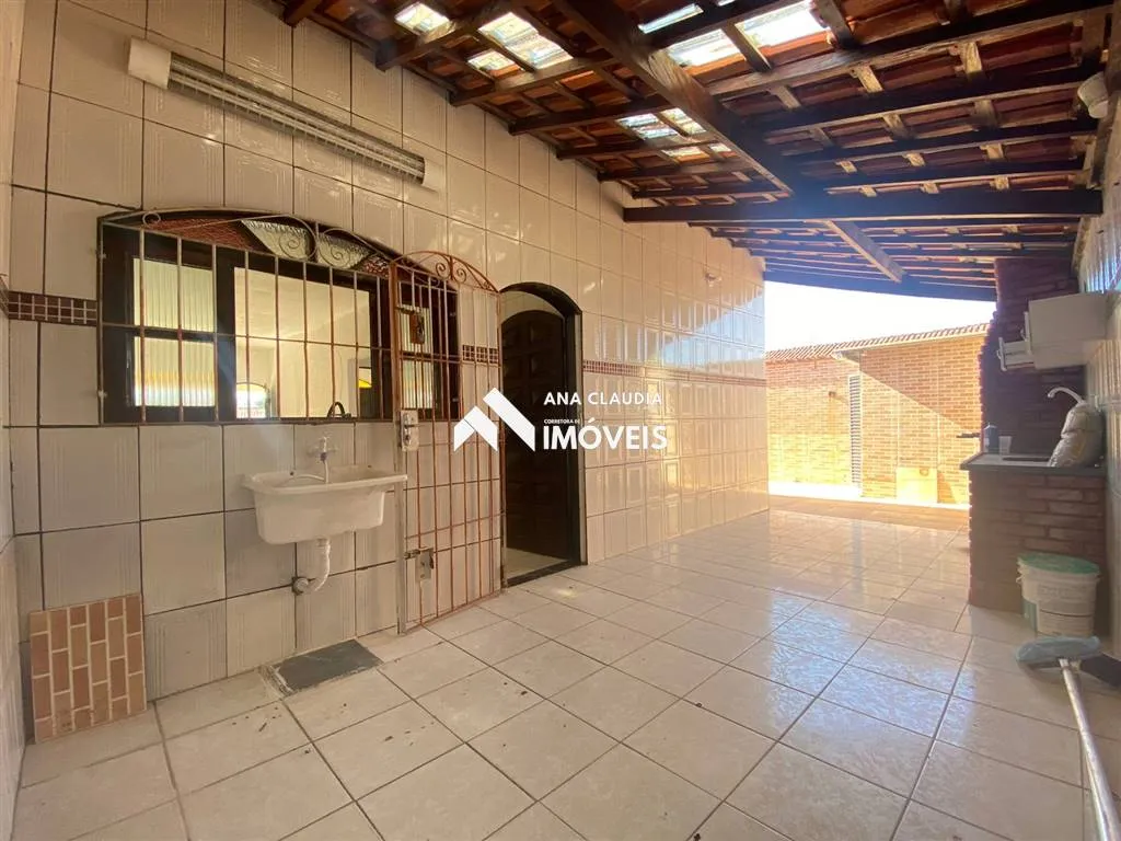Imagem Casa a Venda Lote inteiro com picina.