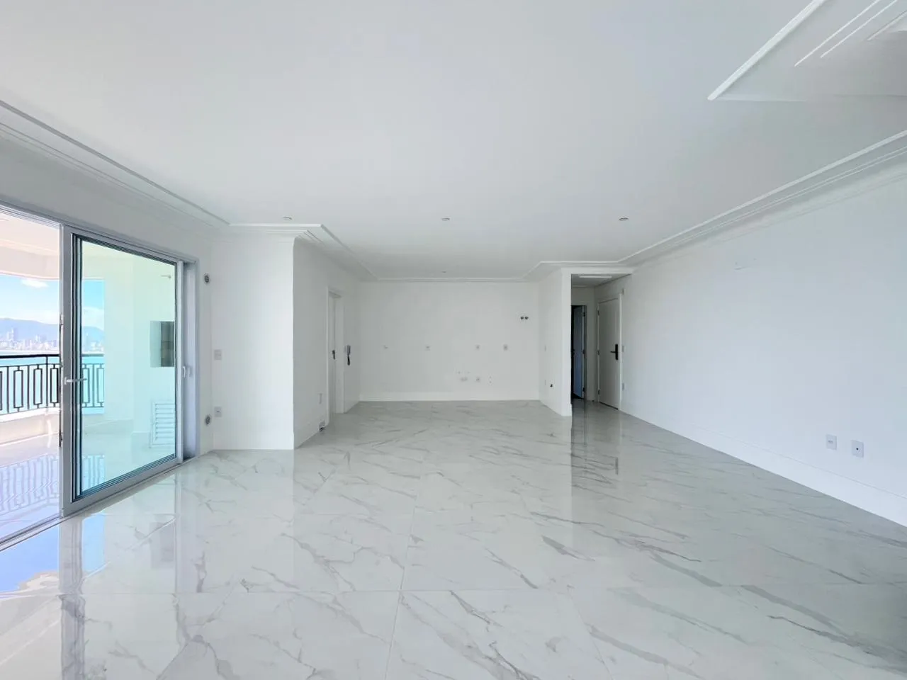 Imagem Apartamento com vista para o mar à venda com 190m2 por R$ 4.048.000,00