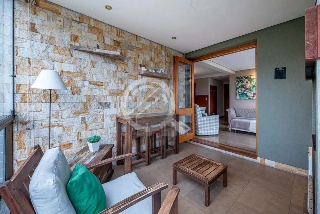 Imagem MUITO SOL E LINDA VISTA! Este amplo apartamento destaca-se por um espaçoso living que abraça três...