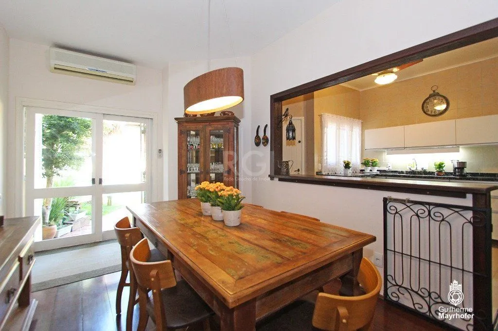 Imagem Casa para Venda - 240m², 5 dormitórios, sendo 1 suites, 3 vagas - Menino Deus
