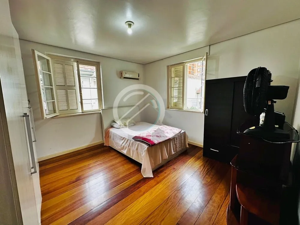 Imagem Casa, 2 pisos, no bairro Floresta, com 4 dormitórios, sala ampla, cozinha, 3 banheiros, lavabo. Vag...