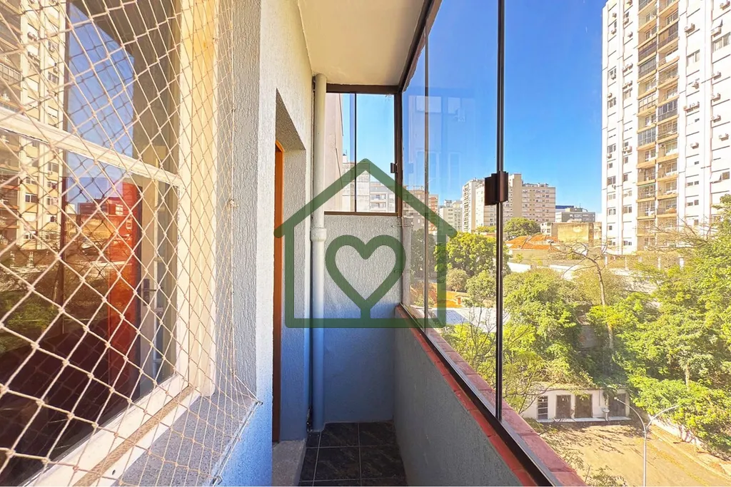 Imagem Localizado na divisa entre os bairros Independência e Centro Histórico, este apartamento de 77m² ...