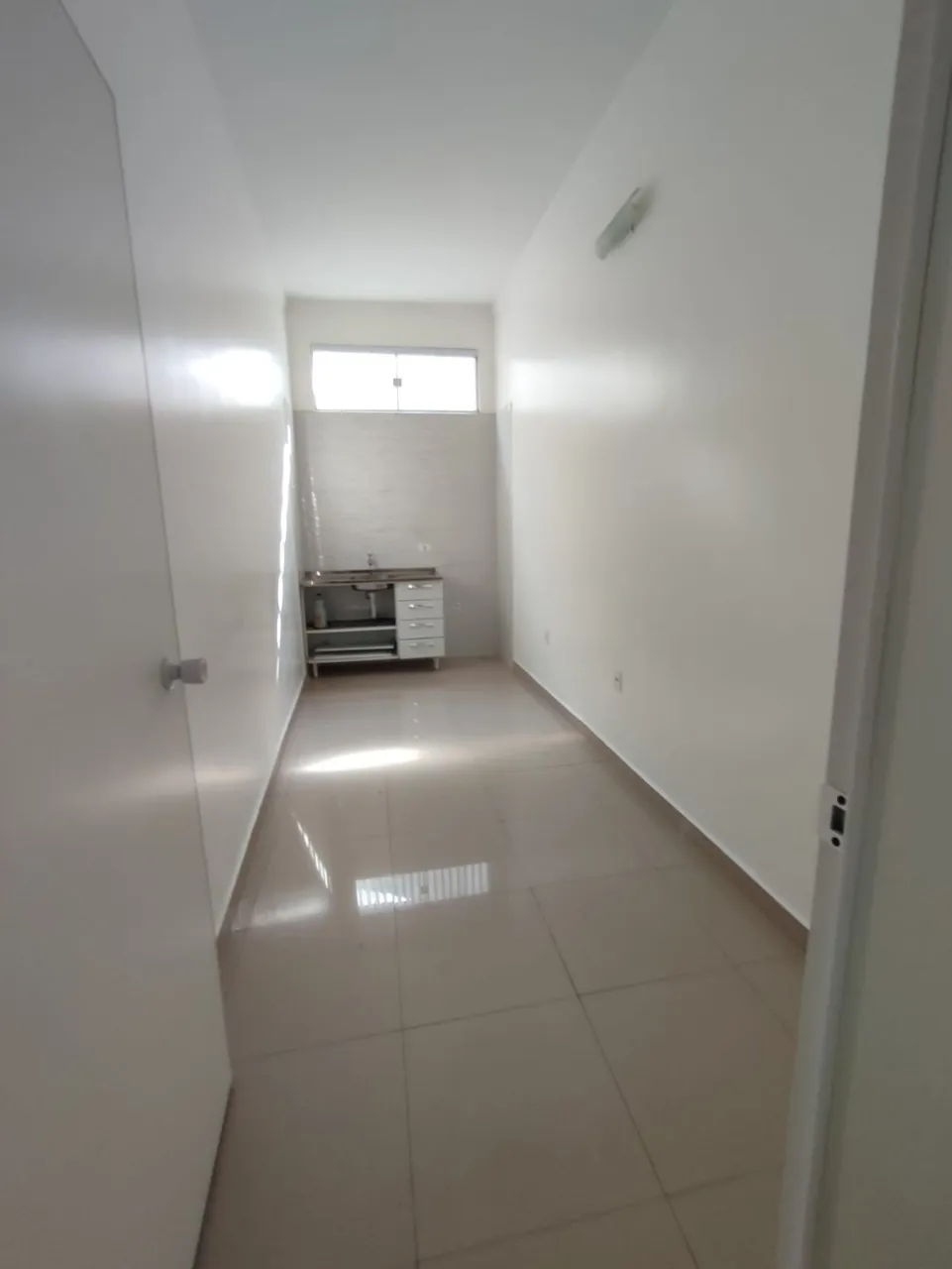Imagem Imperdível Casa Comercial à Venda em Sorocaba-SP, Bairro Wanel Ville: 2 Quartos, 1 Suíte, 1 Sala, 3 Banheiros, 1 Vaga de Garagem e 380m² de Área.