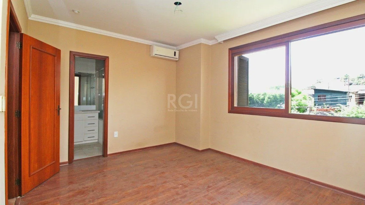 Imagem Excelente casa em condomínio com três (3) dormitórios, uma (1) suíte, duas (2) vagas de garagem próximo ao Barra Shopping , no bairro Cristal em Porto Alegre.