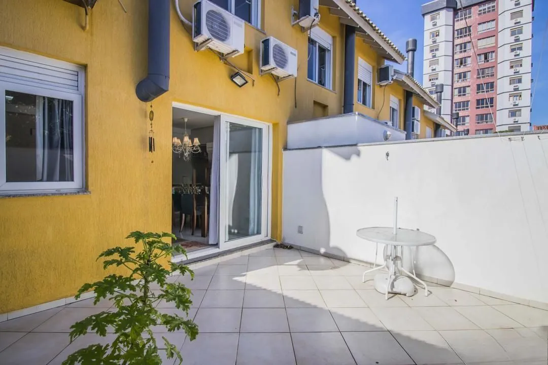 Imagem Casa em condomínio com pátio e suíte - Jardim São Pedro, POA