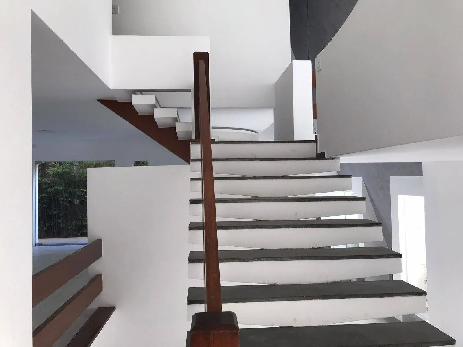 Imagem Casa Arejada em Alphaville Residencial Dois - 4 Quartos, 2 Suítes, Área de Lazer Completa e 4 Vagas