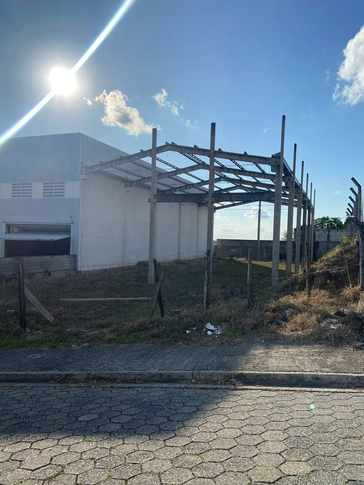 Imagem Vendo Terreno de 835 m2 com Pré moldado para barracão de 420m2 e 7m de pé direito.