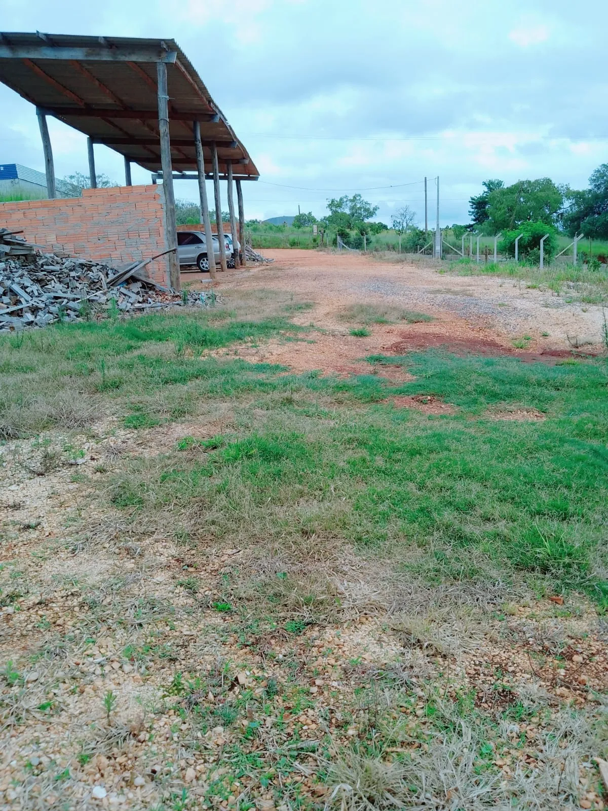 Imagem LINDA CASA COM TERRENO DE 1300M² !!