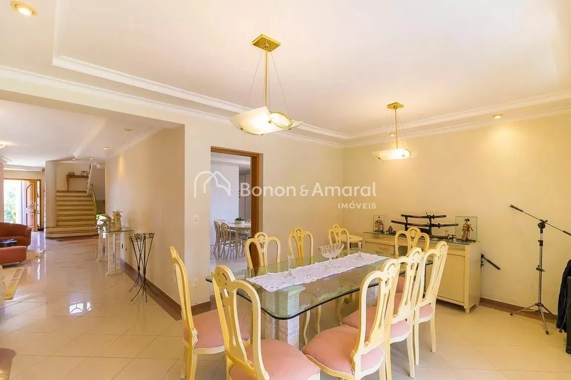 Imagem Casa em condomínio com 690m² e 5 quartos