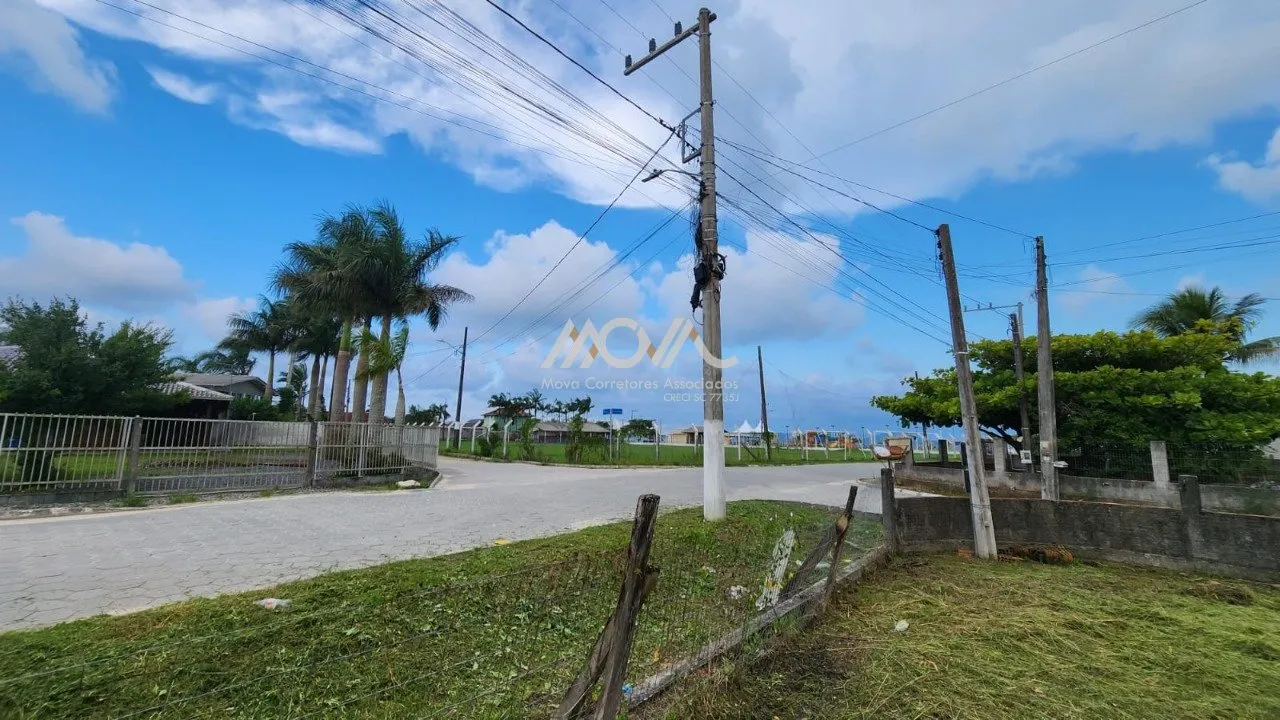 Imagem Casa localizada na Vila da Glória, em terreno de esquina, a aproximadamente 150 metros da praia.

S...