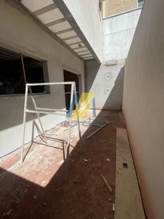 Imagem Sobrado moderno com 3 suítes, 4 vagas e quintal para lazer exclusivo
