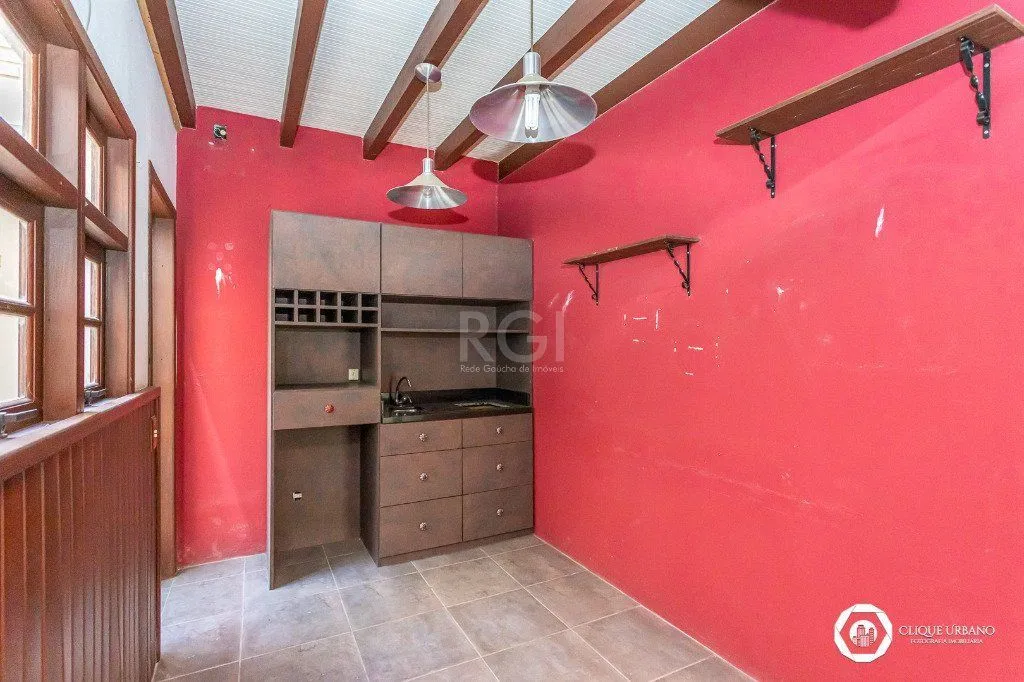 Imagem Casa para Venda - 330m², 4 dormitórios, sendo 3 suites, 2 vagas - Petrópolis