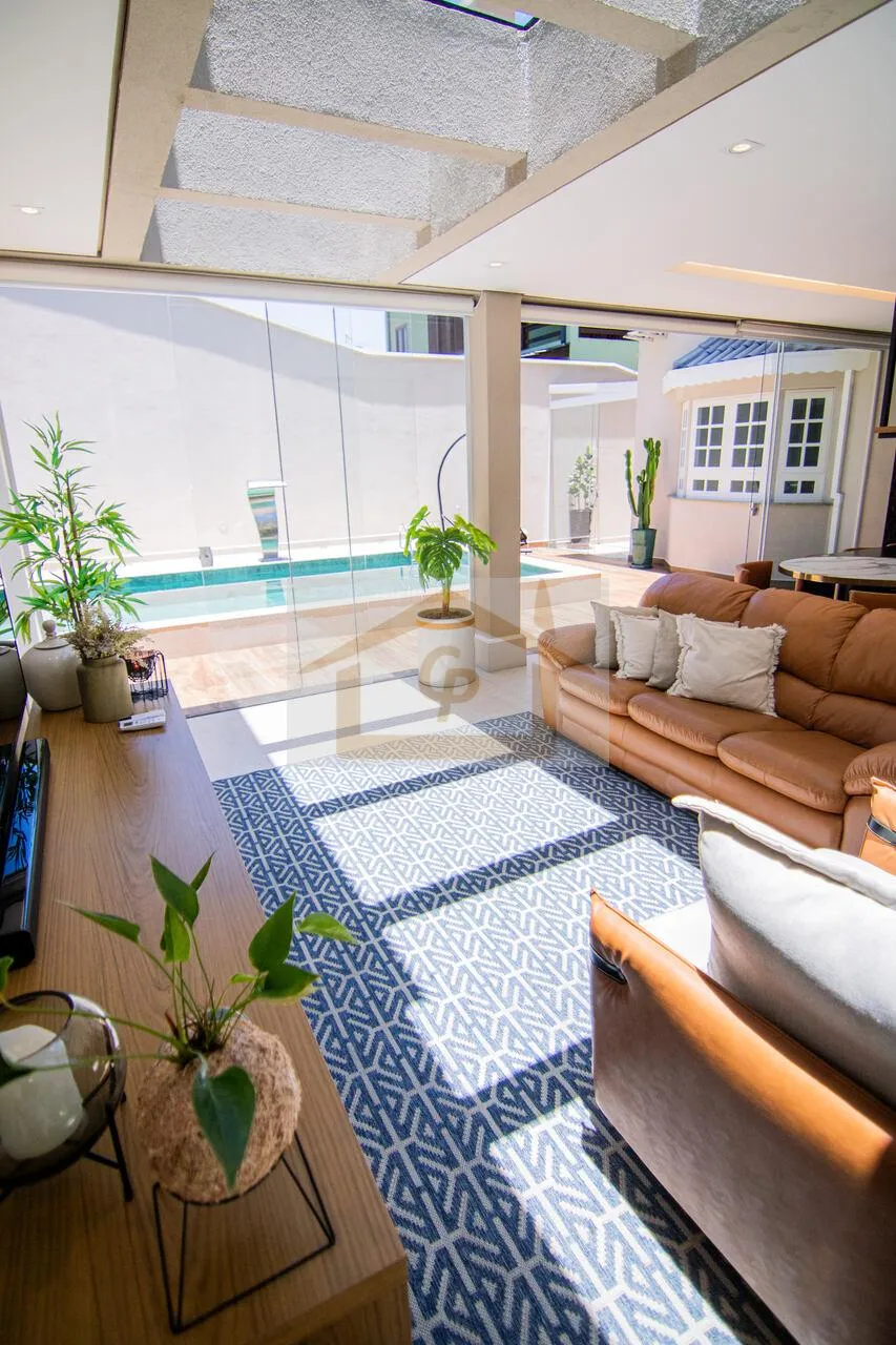 Imagem Casa de estilo Neo-Clássico recém-reformada e ampliada, 4 quartos sendo 2 suítes, 4 vagas