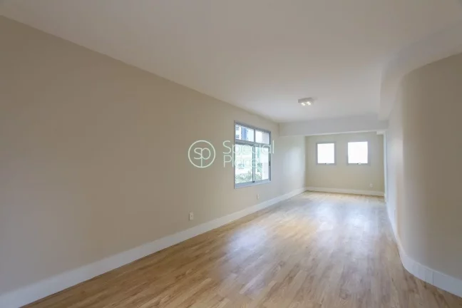 Imagem Conforto e praticidade são reunidos neste apartamento de três suítes no Campo Belo. Saindo do hal...
