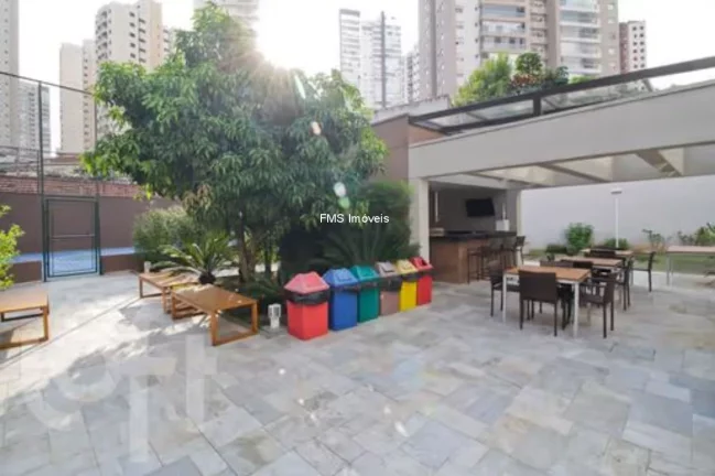 Imagem Apartamento à venda na Vila Mariana com 2 quartos sendo 1 suíte, 2 banheiros, 2 vagas, 68m² de área.