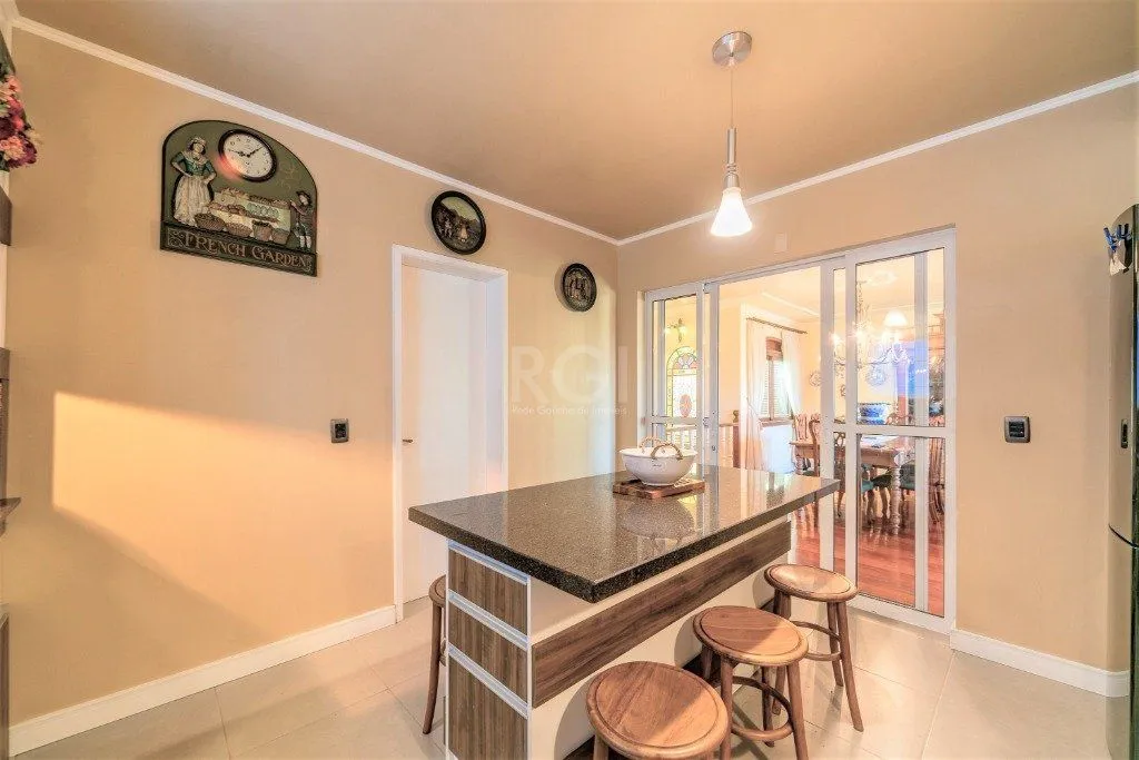 Imagem Casa de 3 dormitórios e 4 vagas de garagem no bairro Jardim Itu