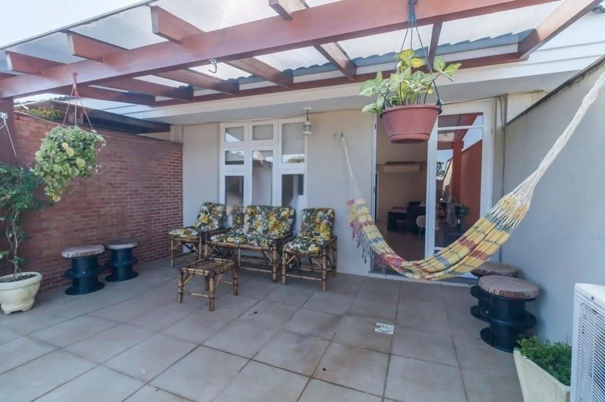 Imagem Casa com 03 quartos no Bairro de Ipanema em Porto Alegre/RS