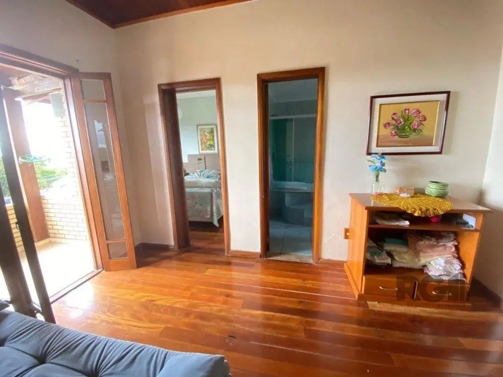 Imagem Casa com 4 dormitórios no bairro nonoai