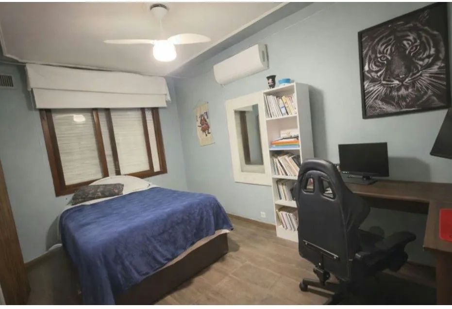Imagem Casa com 3 dormitórios e edícula nos fundos no bairro Nonoai.