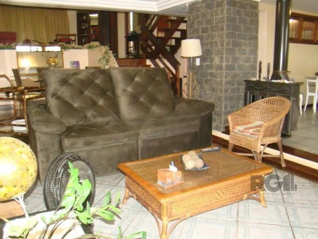 Imagem Casa de 370m² - 4 dormitórios, 2 suítes e 4 vagas de garagem no bairro Espírito Santo