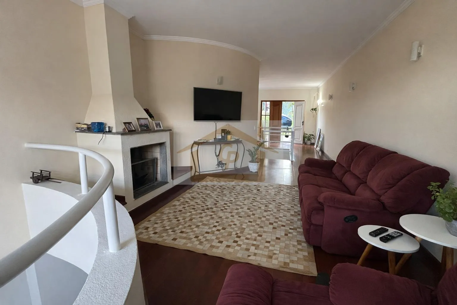 Imagem Encantadora! São 4 quartos (1 suíte), 4 vagas cobertas