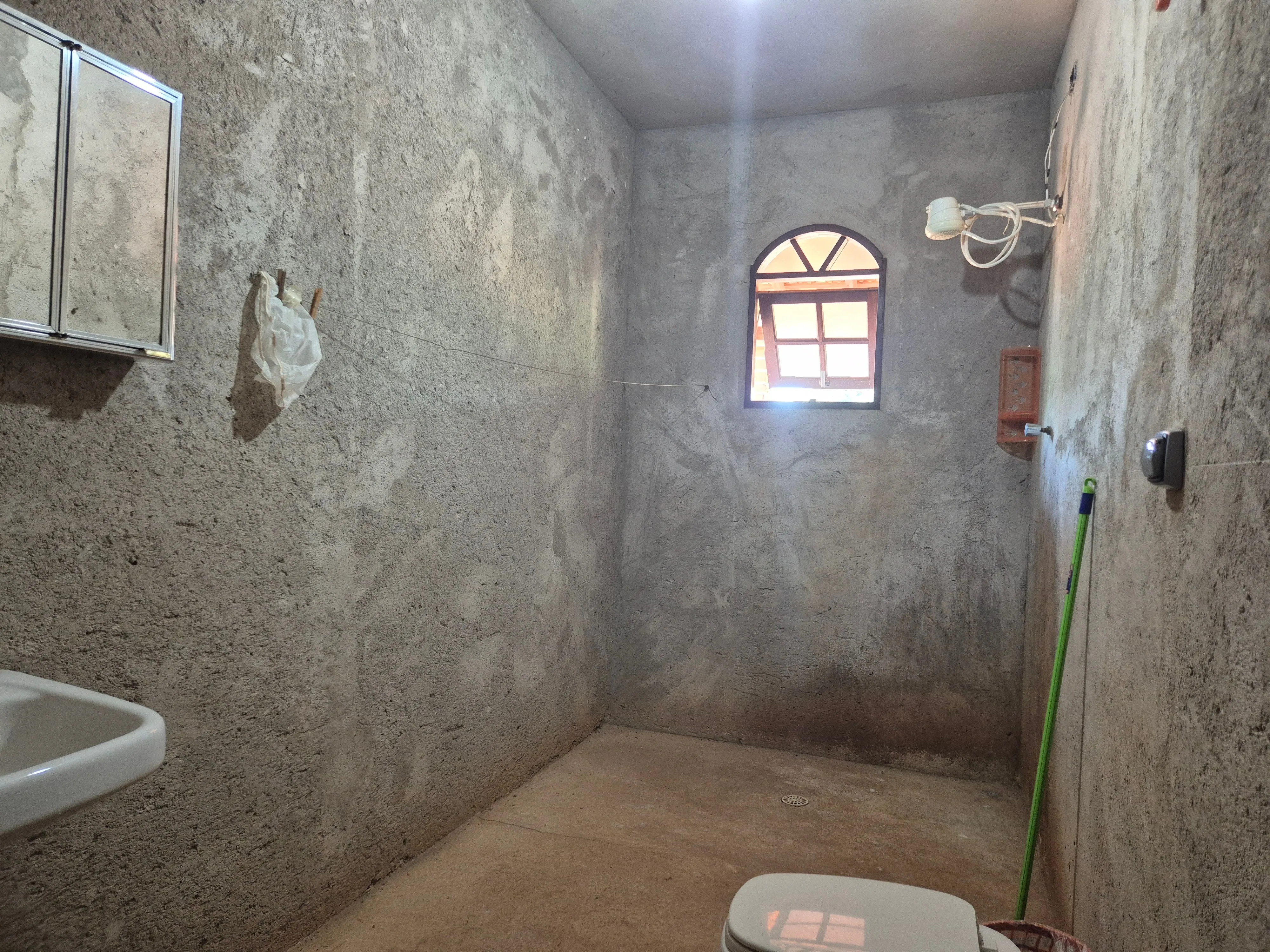 Imagem Chácara de esquina | Condomínio Arco-Íris - Salto de Pirapora | 2.000 m² de terreno | 230 m² de área construída | 3 dormitórios, sendo 1 suíte | Campo