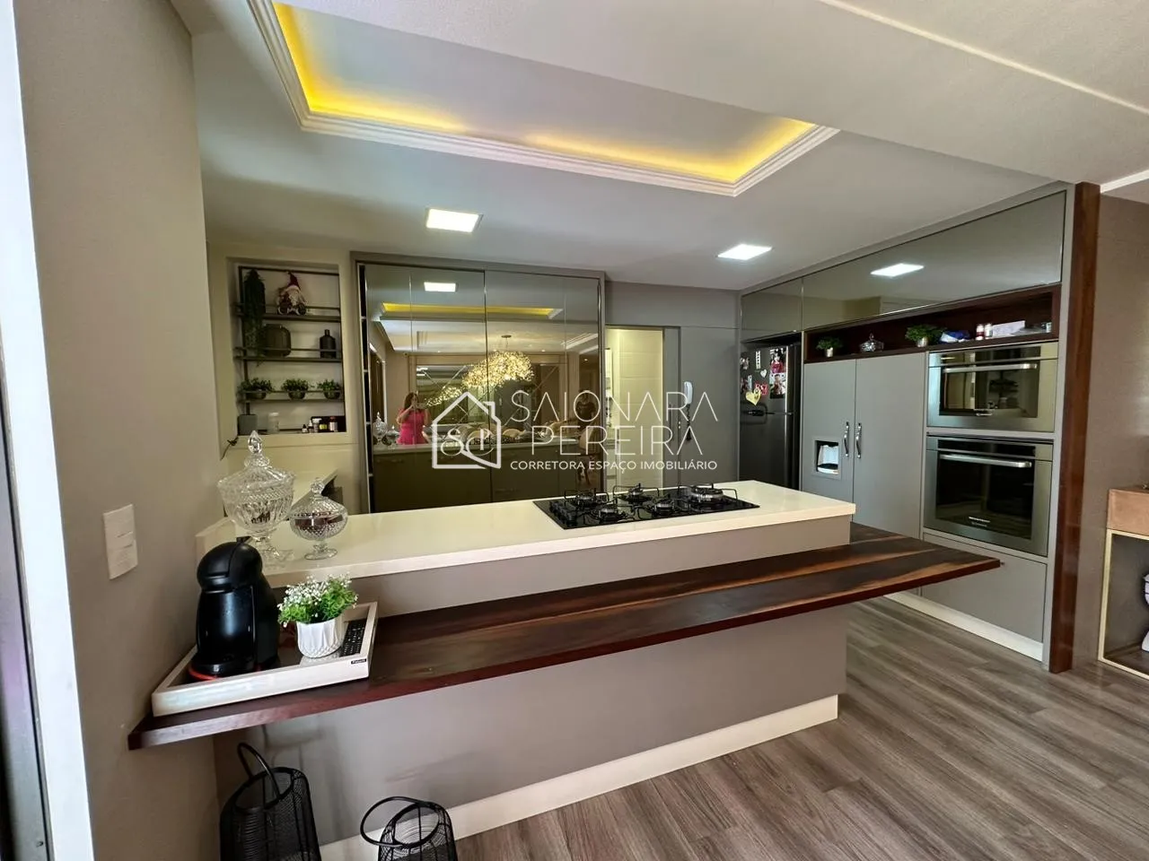 Imagem "Venha conhecer nosso espaçoso apartamento de 140m², 3 quartos e sacada com churrasqueira! Condomíni
