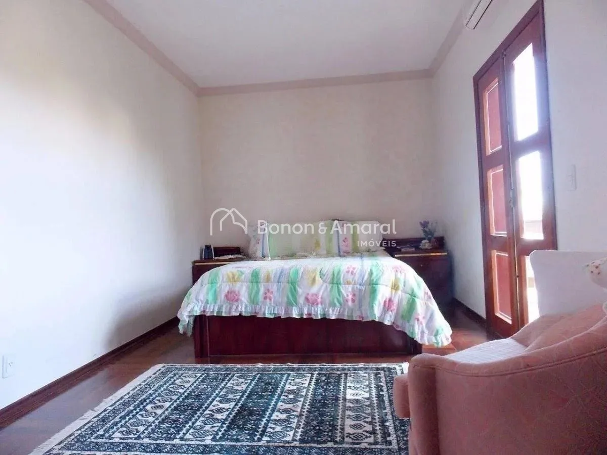 Imagem Casa com 337 m² e 4 quartos