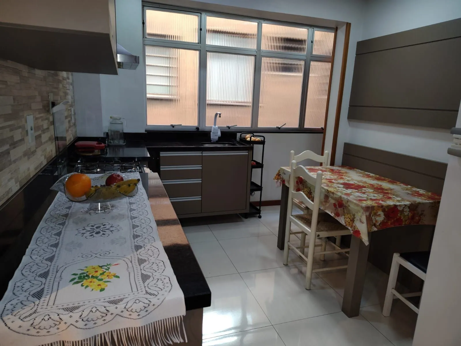 Imagem Apartamento Espaçoso no Centro Histórico com Móveis Sob Medida