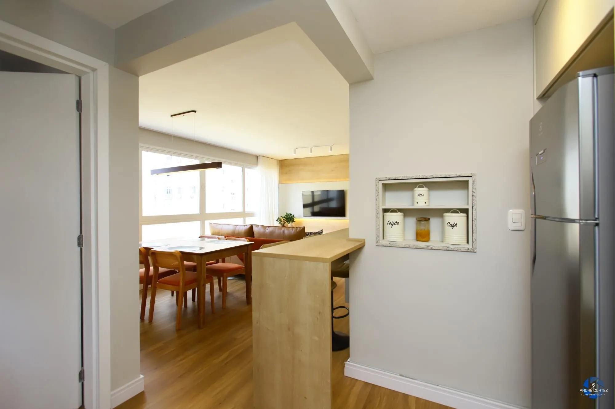 Imagem Apartamento 1 dormitório, 54 metros privativos semi mobiliado, elevadores