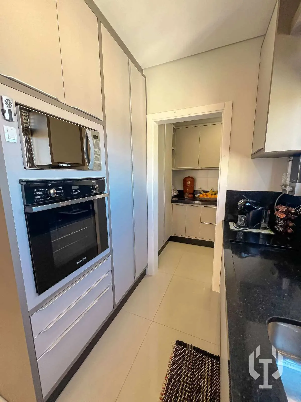 Imagem Apartamento mobiliado de 3 suítes e 2 vagas de garagem no Centro de Itapema
