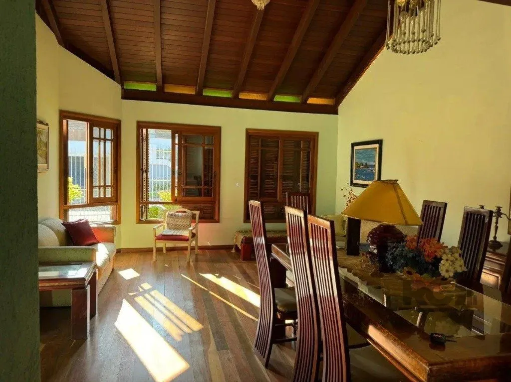 Imagem Casa com 4 dormitórios no bairro nonoai