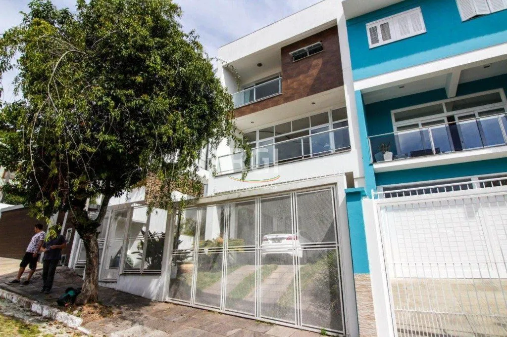 Imagem Casa para Venda - 300m², 3 dormitórios, sendo 1 suites, 4 vagas - Teresópolis