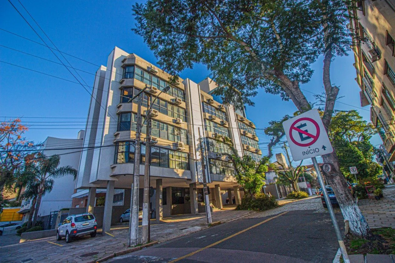 Imagem sala comercial com duas vagas de garagem e dois banheiros no bairro Petrópolis em Porto Alegre.