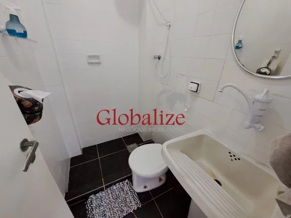 Imagem Apartamento com 131m², 2 quartos, varanda, dependência, vaga demarcada por R$720.000,00 no Gonzaga em Santos