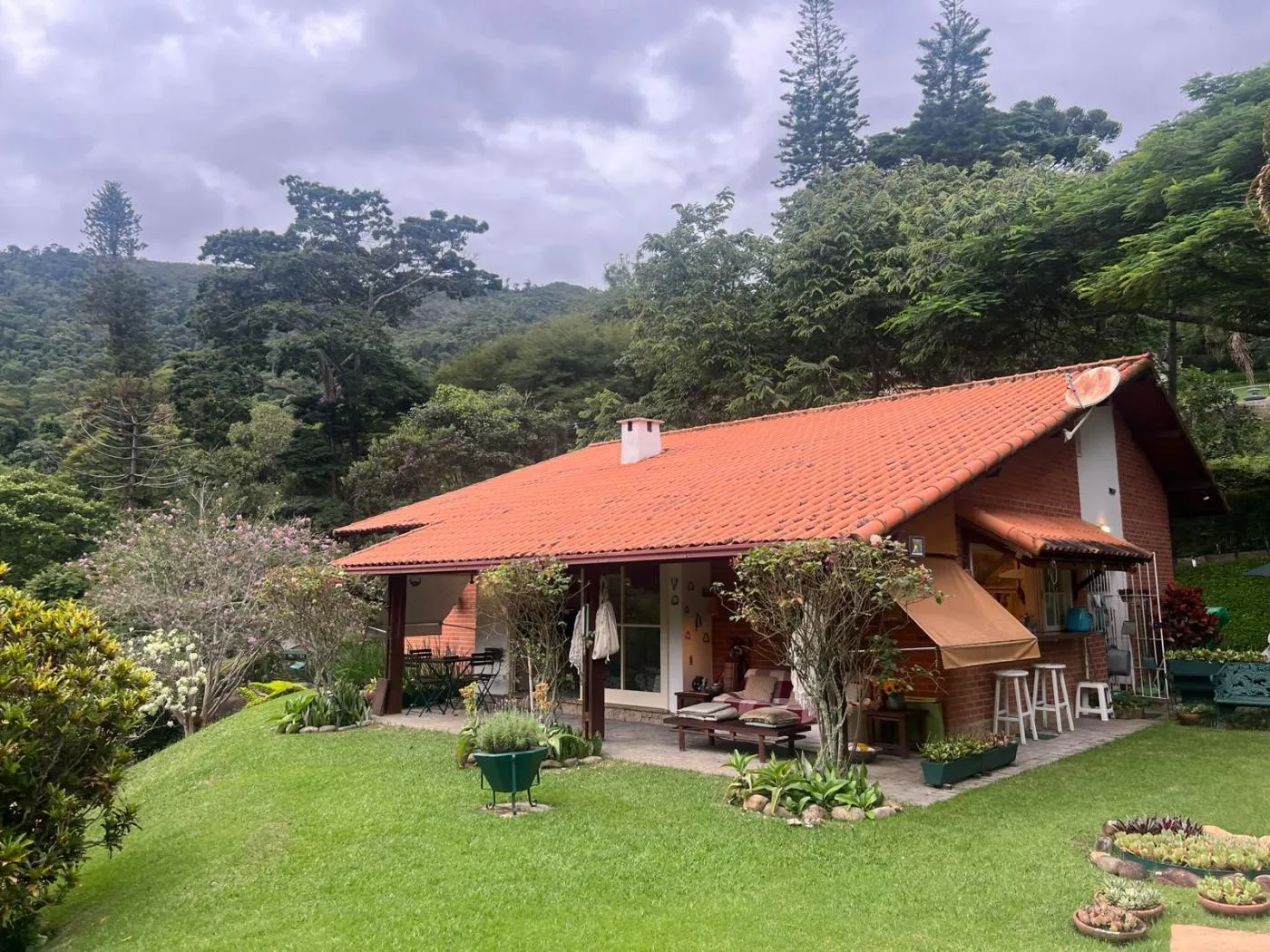 Imagem Casa em Condomínio para Venda em Petrópolis / RJ no bairro Nogueira
