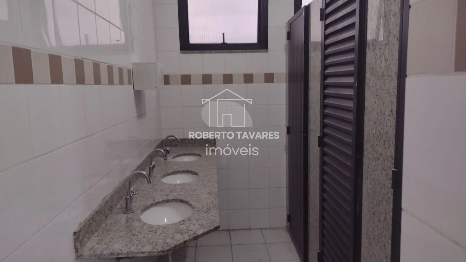 Imagem Prédio Comercial em Santa Cecília 450m² - Vão livre, 9 banheiros, 12 lavatórios, 4 pontos de chuveiro c/ box, 9 garagens, com quarto e banheiro de apoio.