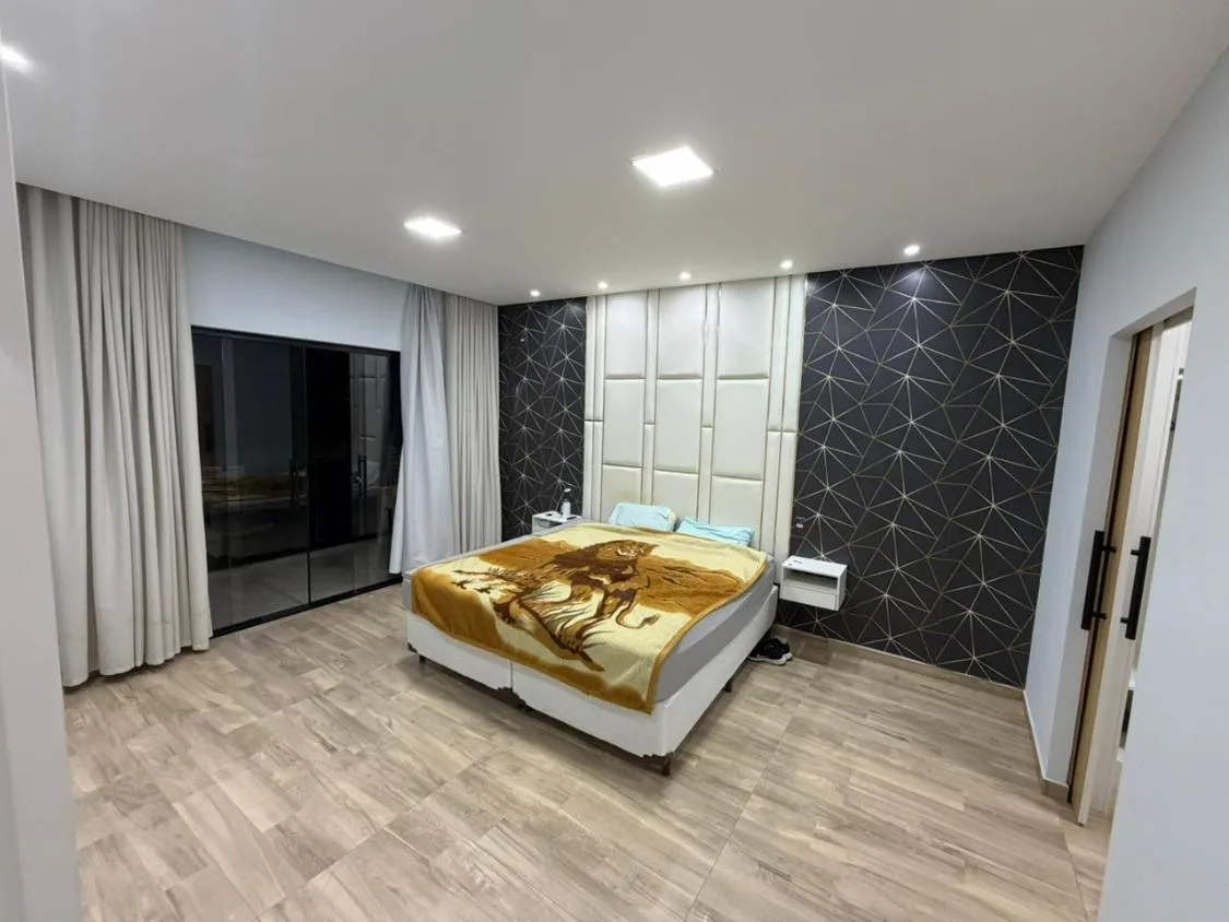 Imagem CASA DE LUXO À VENDA EM CONTAGEM/MG , Área de 915 m²