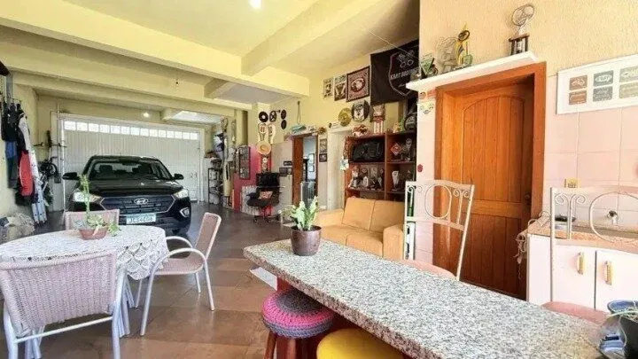 Imagem Casa de 4 dormitórios, uma suíte, pátio com piscina nos fundos e espaço para até 3 carros no Chácara das Pedras