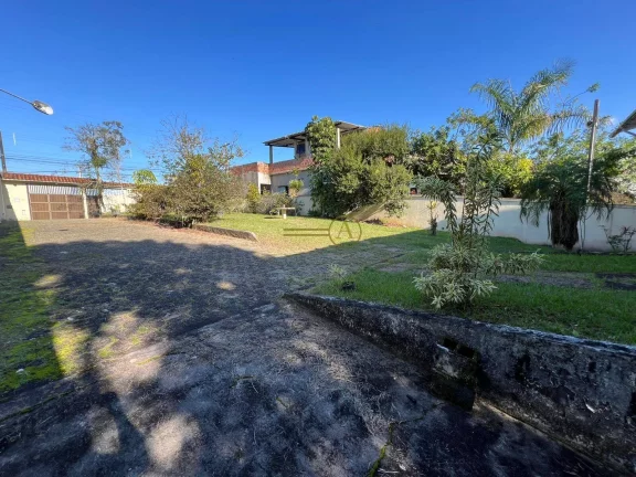 Imagem Casa ampla com 2 edículas e salão de festas perto da praia