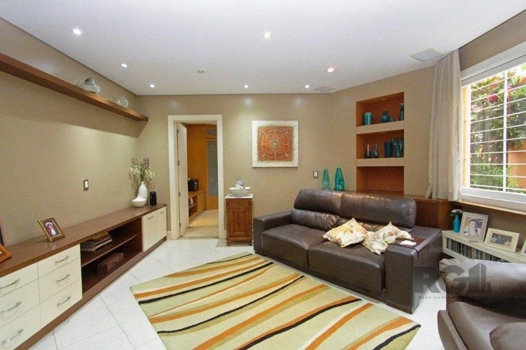 Imagem Excelente casa de 330m² com 3 dormitórios, piscina e 3 vagas.