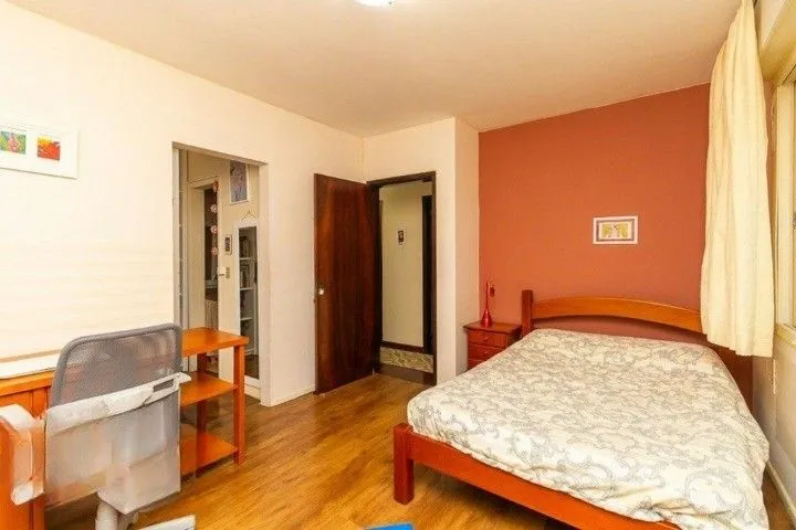 Imagem Formidável apartamento com 3 dormitórios (2 deles são suíte), peças amplas e bem iluminadas, banheiro auxiliar e cozinha com área de serviço separada. Dispõe de uma vaga de garagem coberta. Edifício com elevador e sistema de segurança por câmeras.