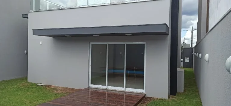 Imagem Imperdível Sobrado à Venda em Toledo-PR, Jardim La Sale II: 3 quartos, 3 suítes, 4 banheiros, 2 vagas, 200m²!