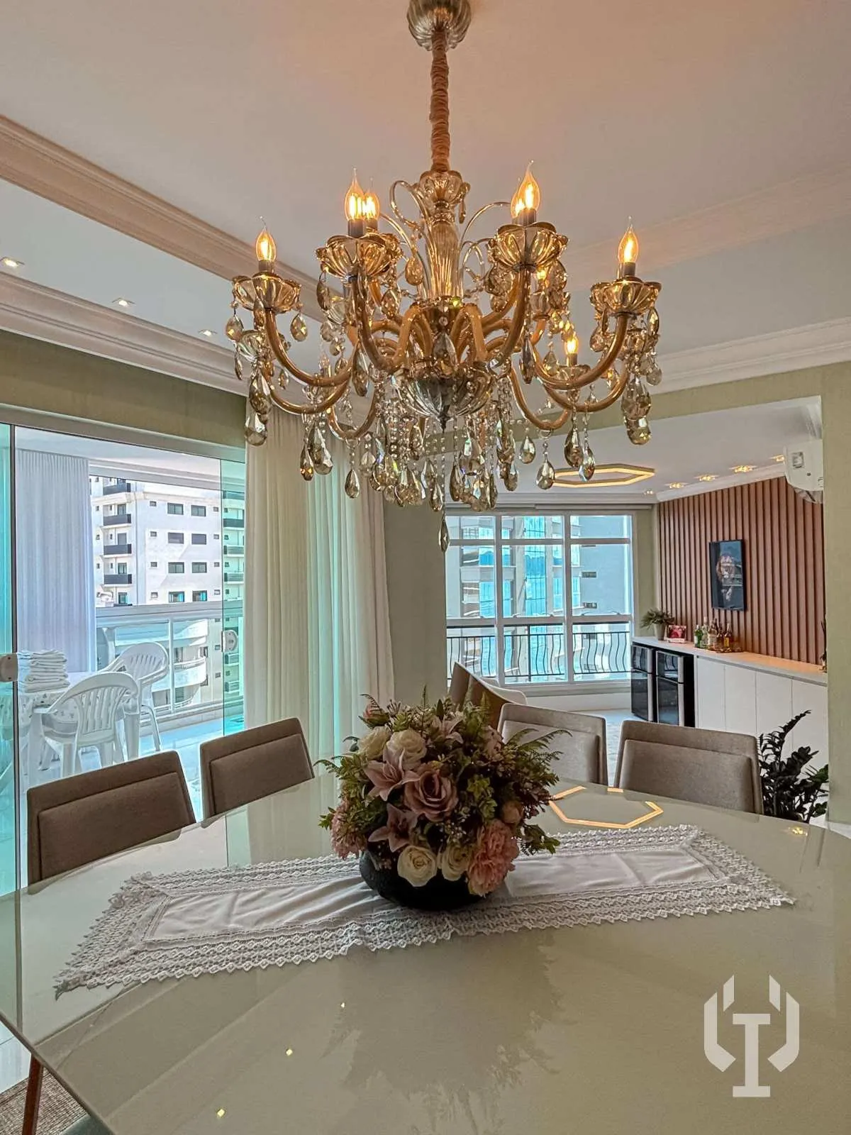 Imagem Apartamento de 4 suítes na quadra do mar em Meia Praia