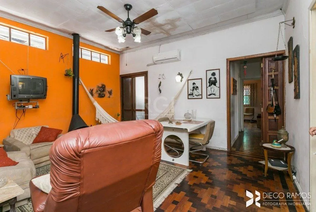 Imagem Casa para Venda - 198m², 3 dormitórios, sendo 1 suites, 4 vagas - Petrópolis