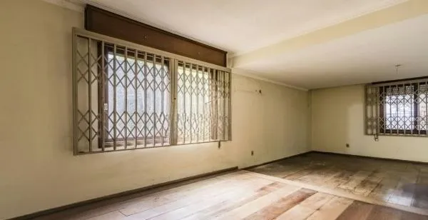 Imagem Casa sobrado no bairro Auxiliadora de 5 dormitórios e 4 vagas