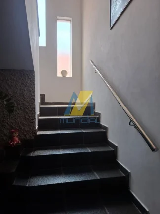 Imagem Sobrado Espaçoso com 300m², 4 Dorms, Edícula e 4 Vagas